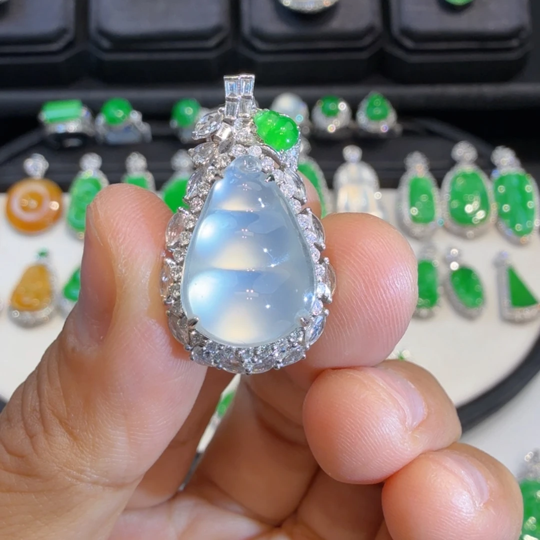 颈饰18K金镶嵌翡翠收到货48小时鉴赏期