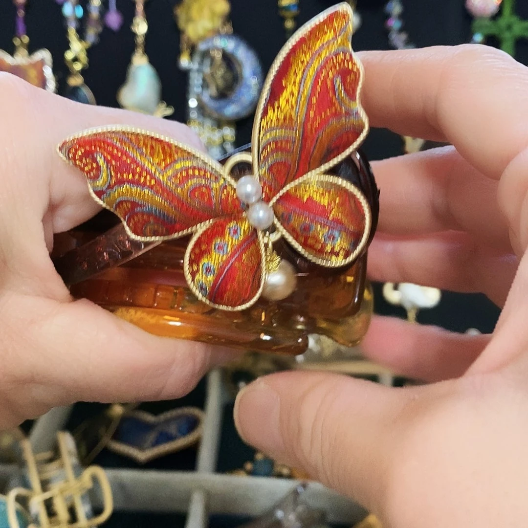 皮质铁合金蝴蝶图案设计风格