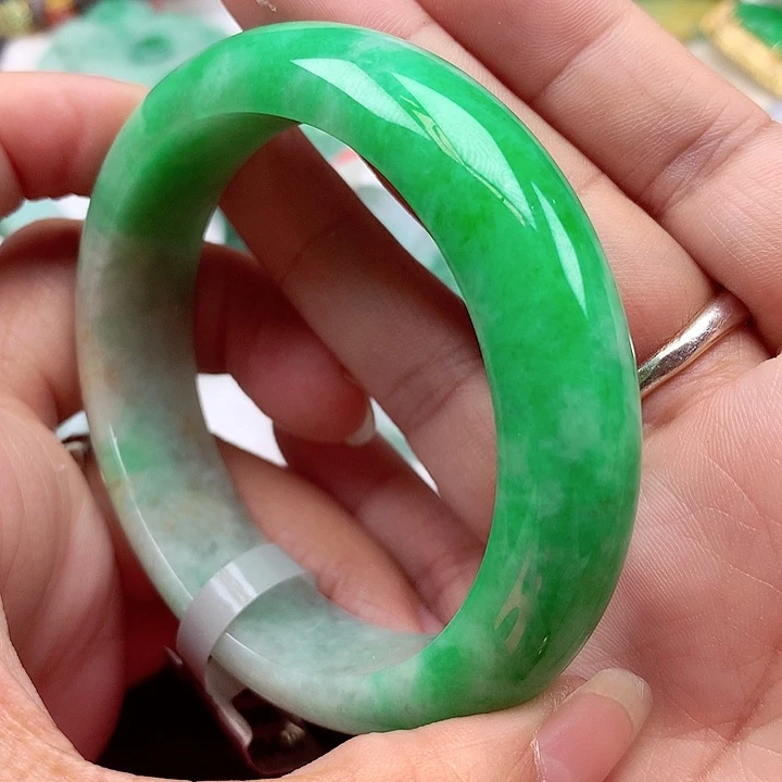 翡翠手镯未镶嵌翡翠