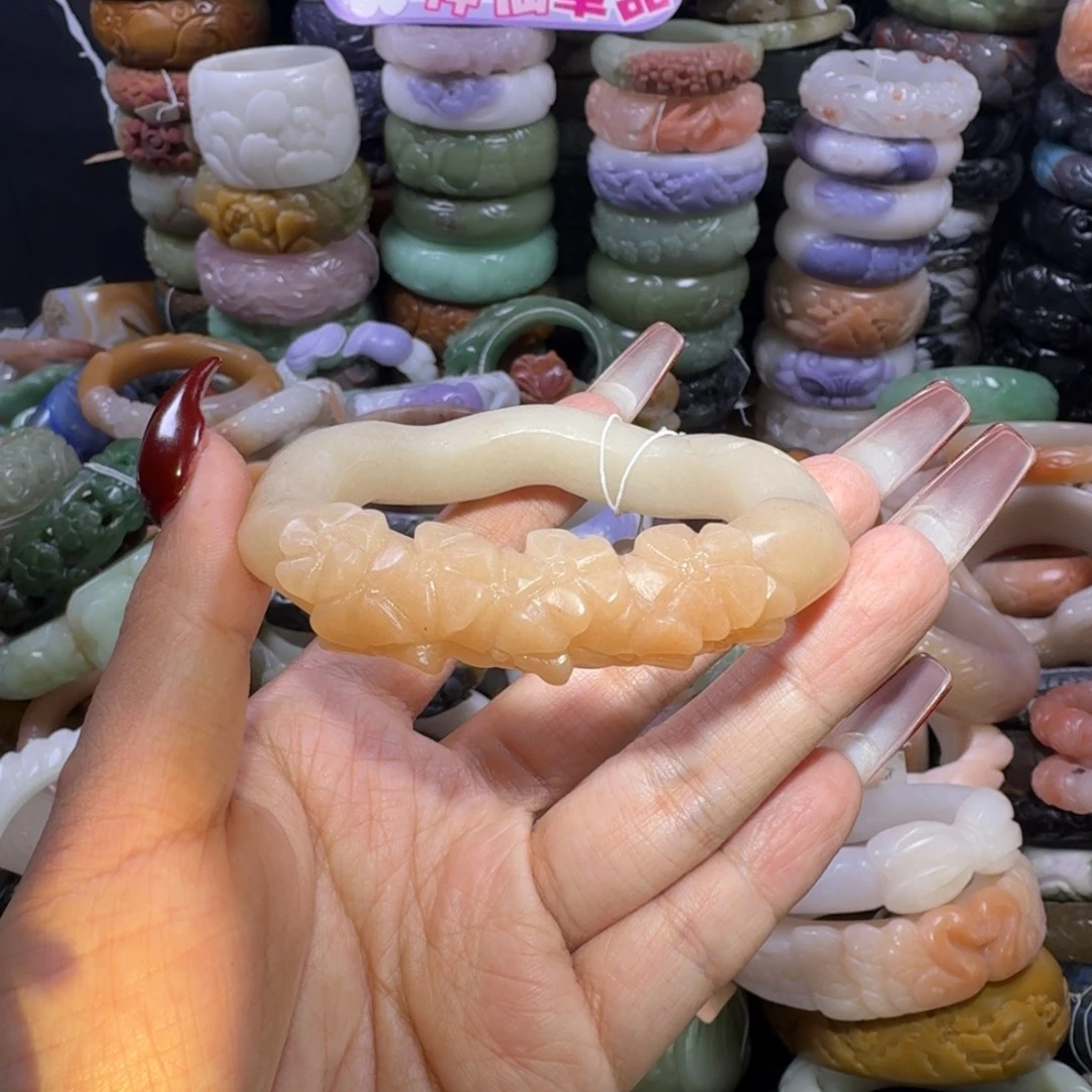 石英质玉（佘太翠）未镶嵌手镯47。55。不退换