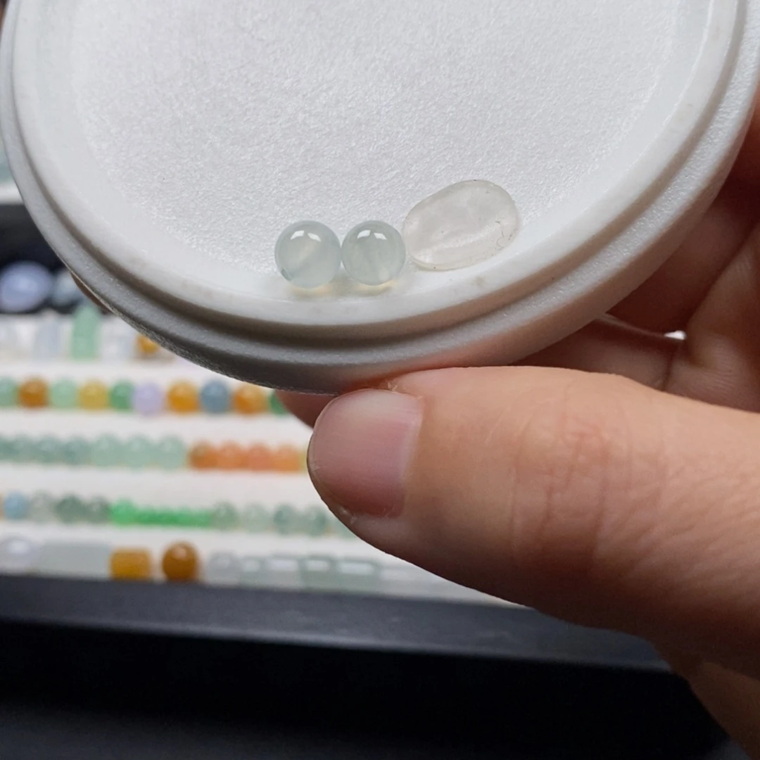 翡翠散珠卡5.9-6.2冰透孔起光一对