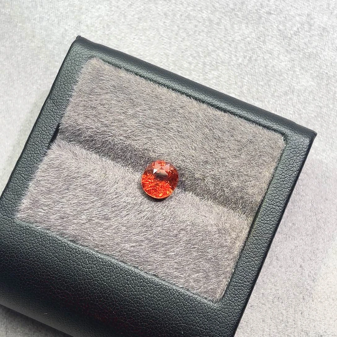 未镶嵌石榴石（芬达石）裸石2.855克拉