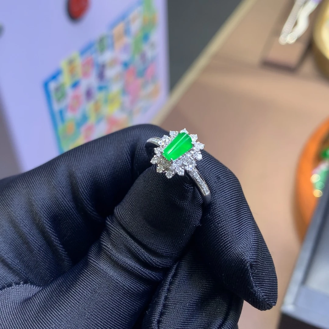 翡翠18K金镶嵌颈饰翡翠