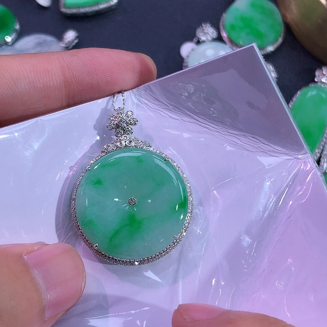 翡翠18K金镶嵌颈饰