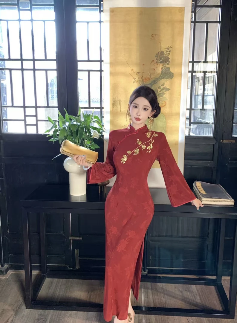 红色旗袍新中式订婚礼服女秋季七分袖年轻款轻奢高级感刺绣连衣裙