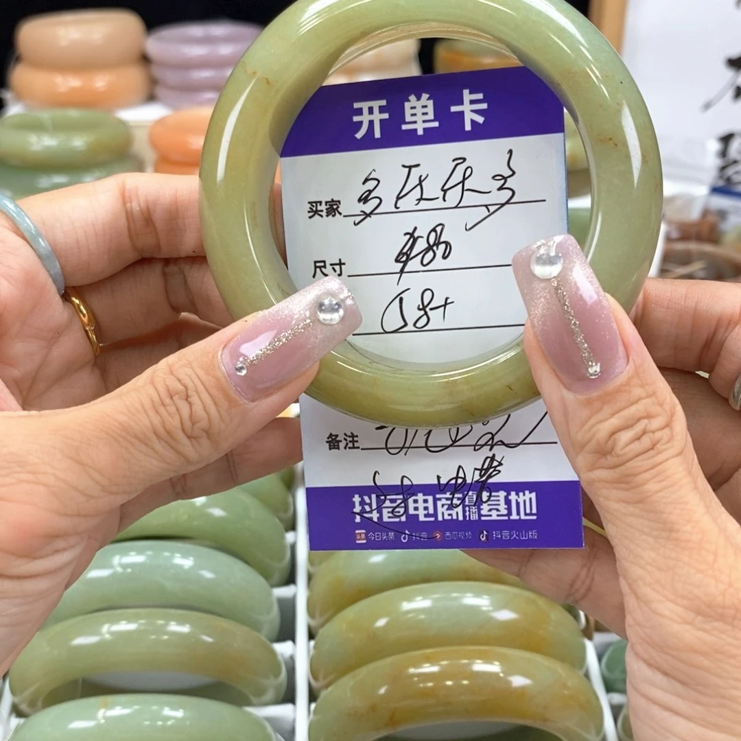 石英质玉手镯未镶嵌多**多