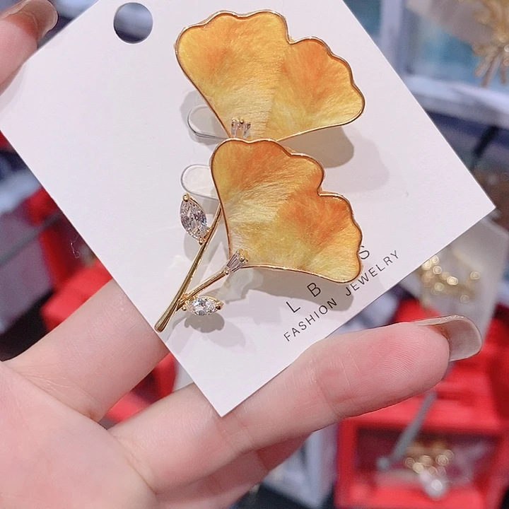 锆石铜合金非遗绒花 银杏叶胸针 黄色