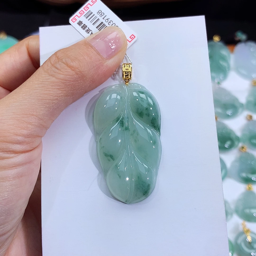 翡翠18K金镶嵌颈饰青**芒翡翠吊坠