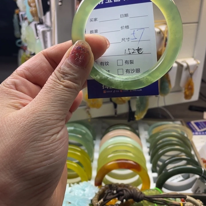 椰****蛇纹石玉未镶嵌颈饰