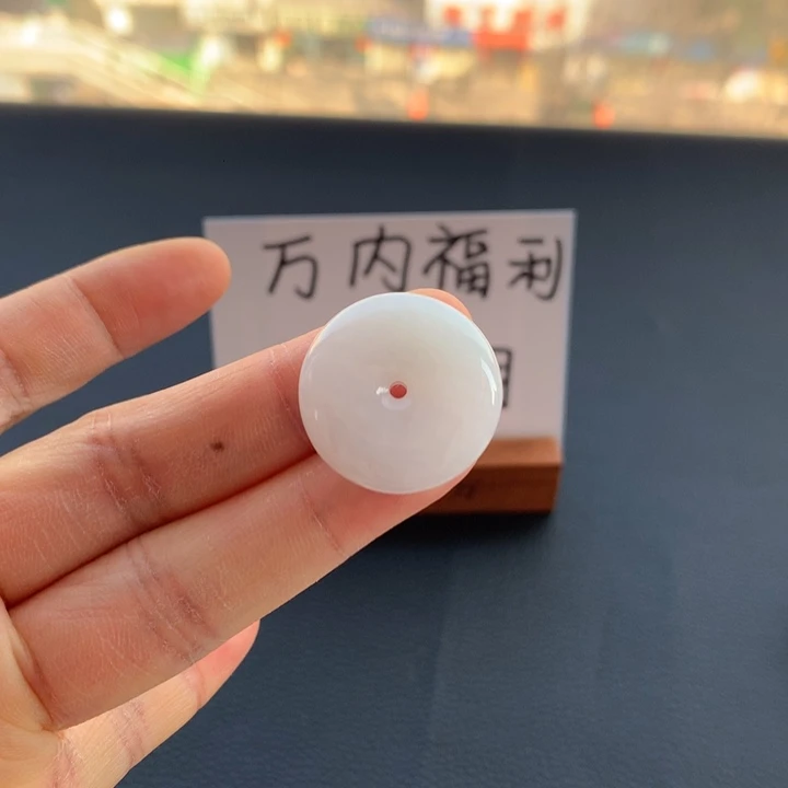 翡翠颈饰未镶嵌翡翠手