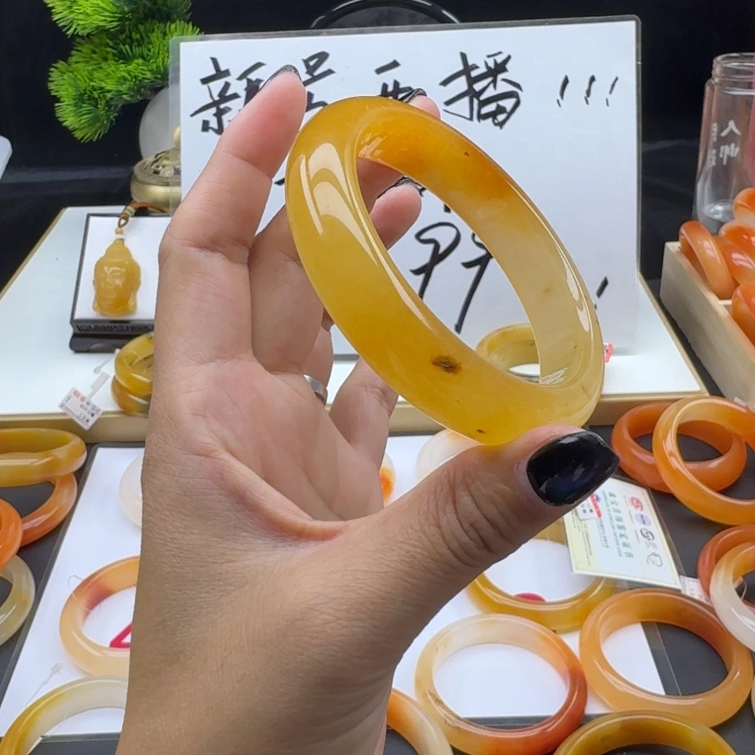 未镶嵌石英质玉（黄龙玉）手镯