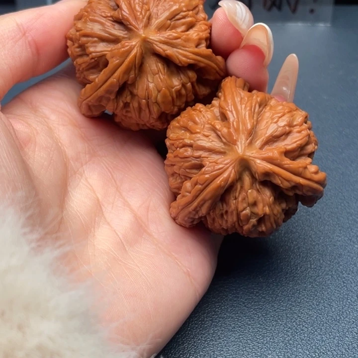 余***吟吊坠文玩核桃白狮子