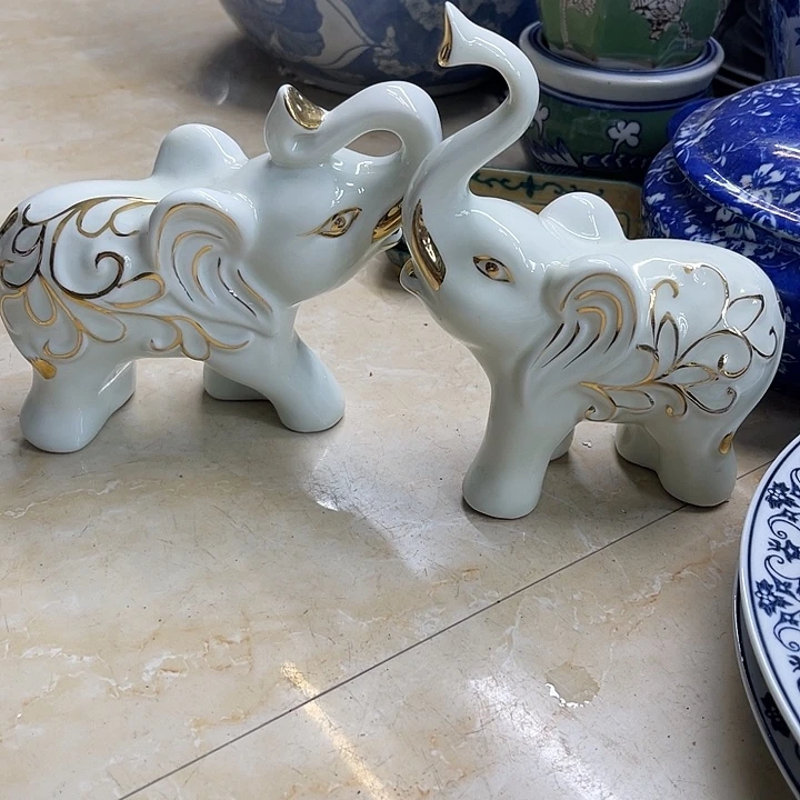 摆件一对陶瓷制品摆件…