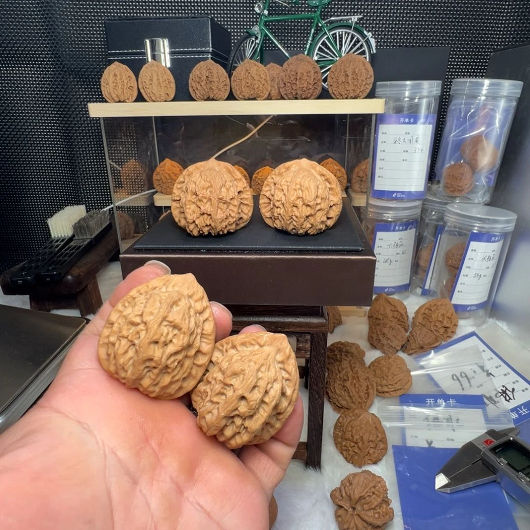 桃核把件淡**红佛肚手把件