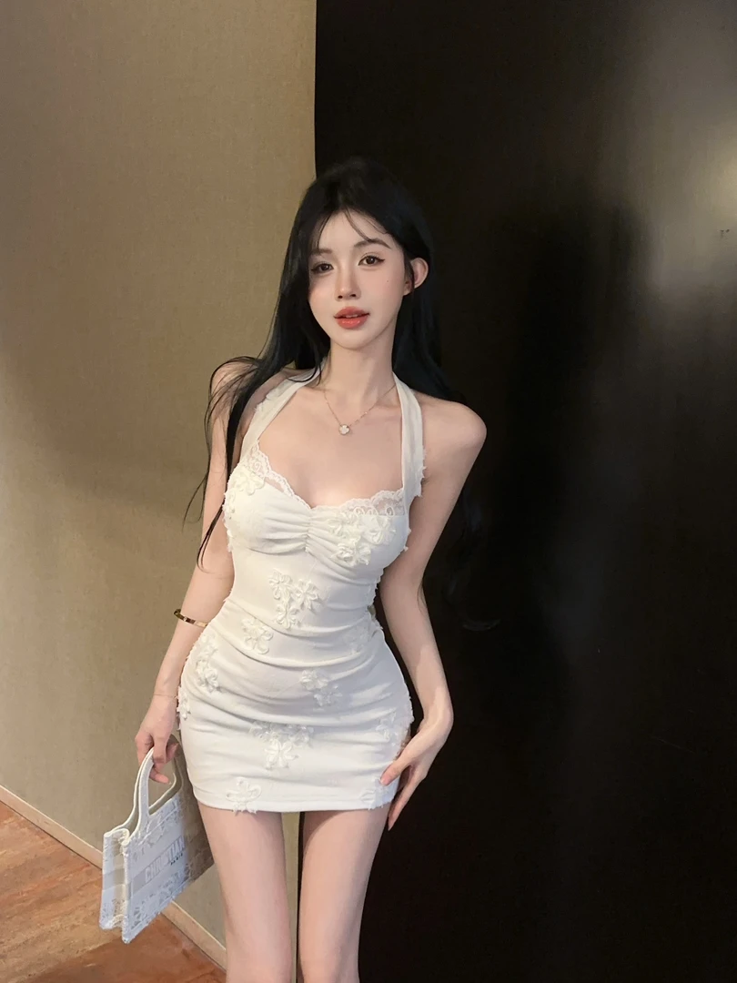 法式蕾丝露背蝴蝶结挂脖连衣裙女夏收腰显瘦包臀短裙女2025秋新款