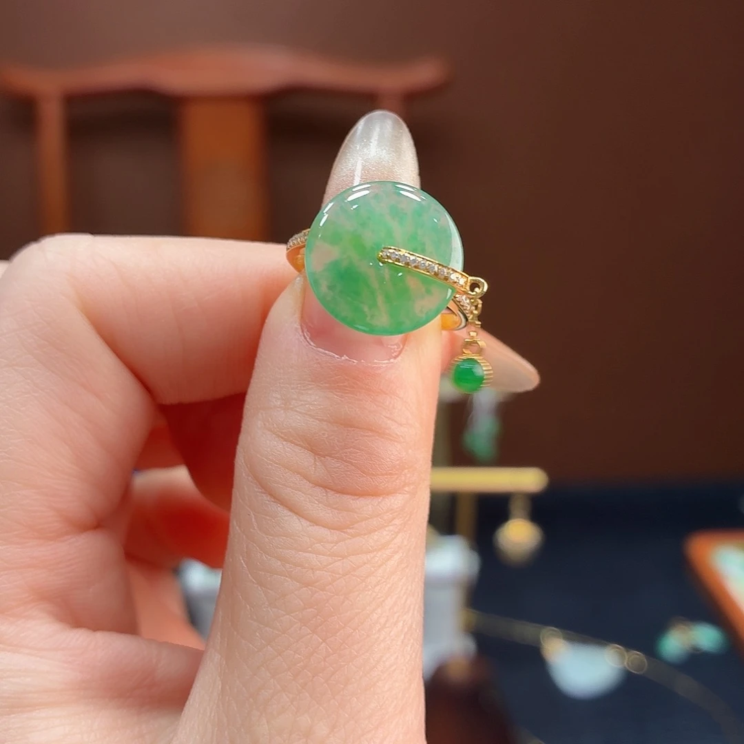 w***d翡翠18K金镶嵌戒指