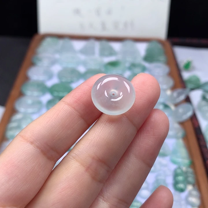 颈饰未镶嵌翡翠冰种肥扣子