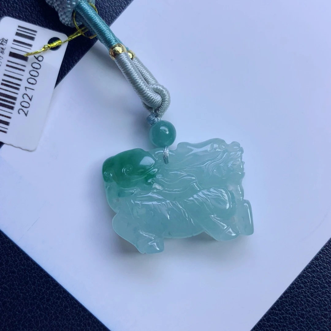 翡翠未镶嵌颈饰麒麟
