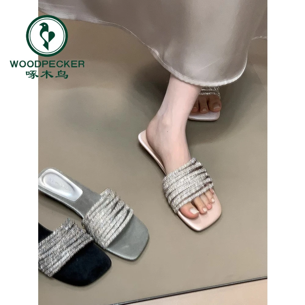啄木鸟时尚一字拖鞋女2025夏季外穿懒人水钻带低跟露趾凉拖高级感
