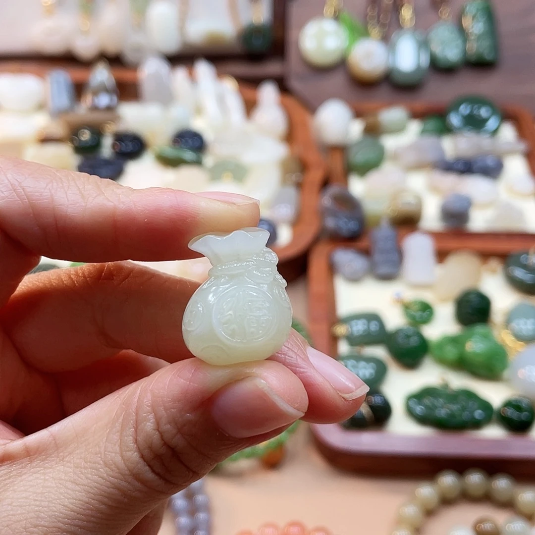 和田玉未镶嵌颈饰小****?