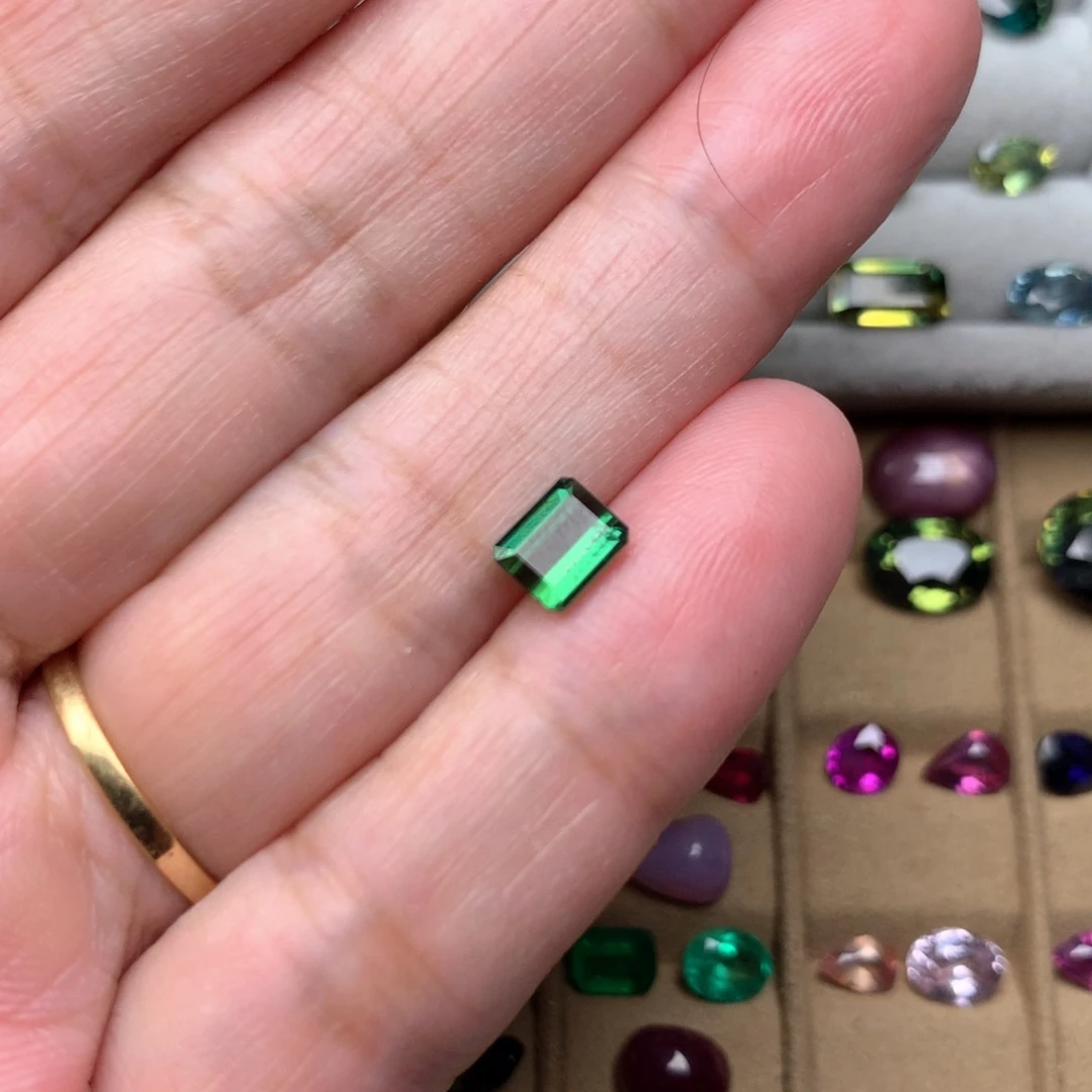 碧玺裸石一粒未镶嵌