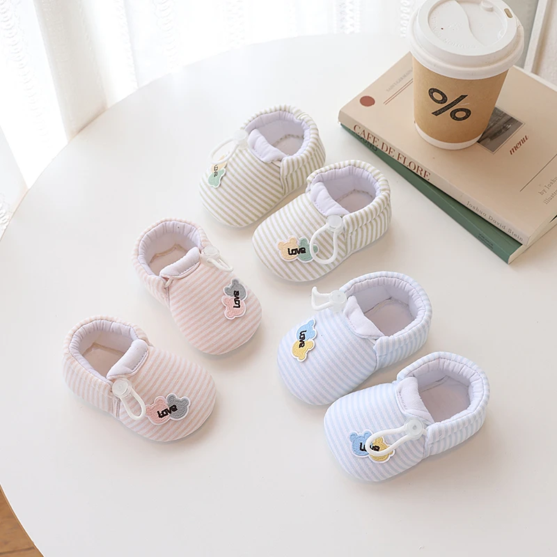 婴儿鞋子春季软底棉鞋布鞋纯棉0-1岁男女宝宝不掉新生儿防滑鞋袜