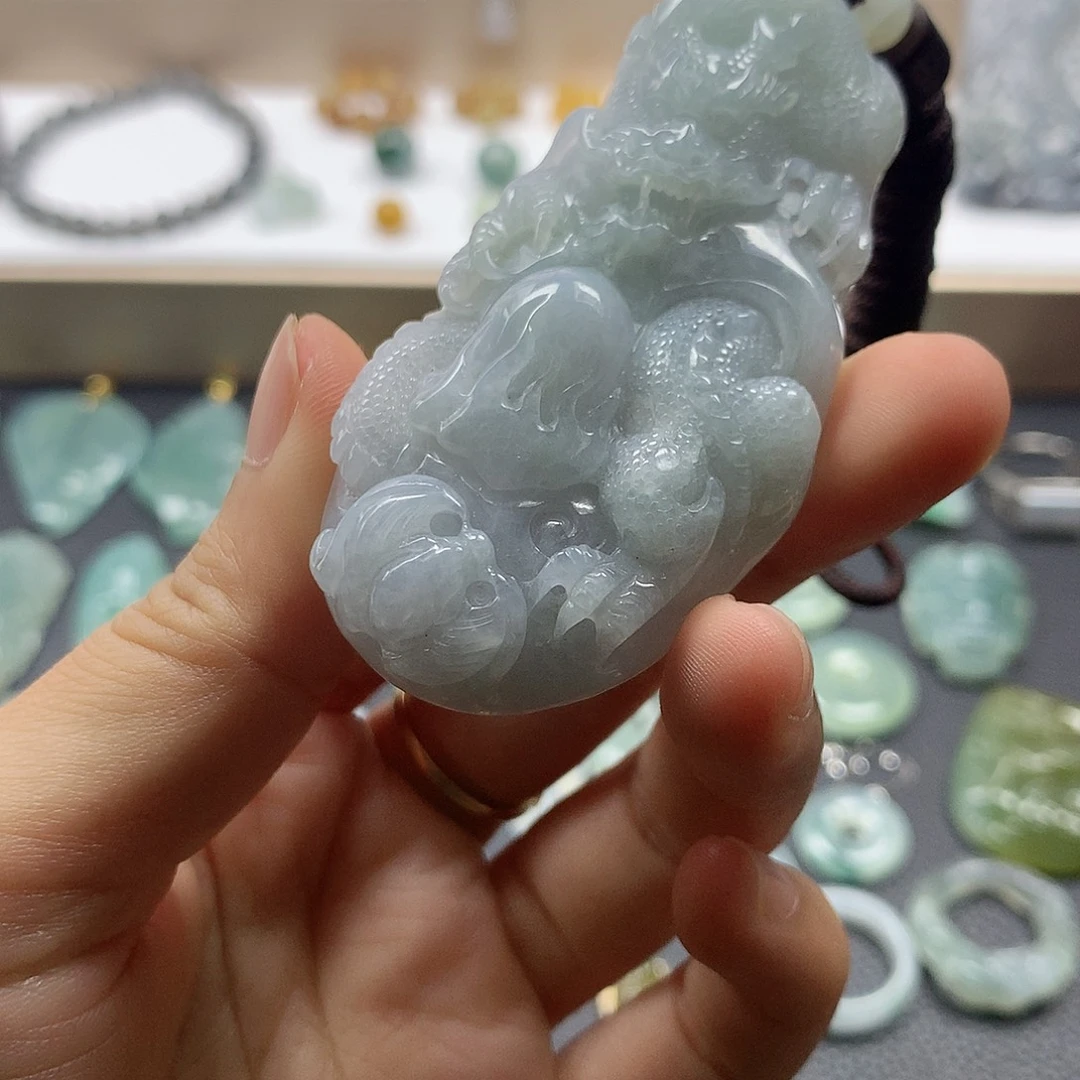 翡翠未镶嵌颈饰龙牌