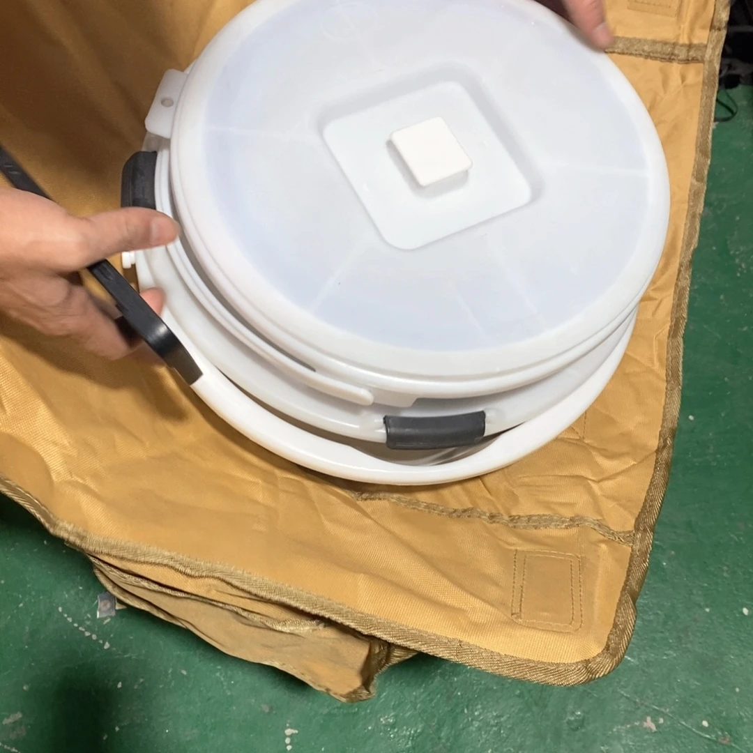 带盖桶两个，，，，，，，，