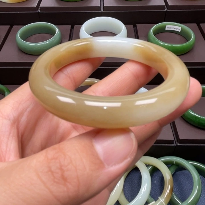 和田玉未镶嵌手镯