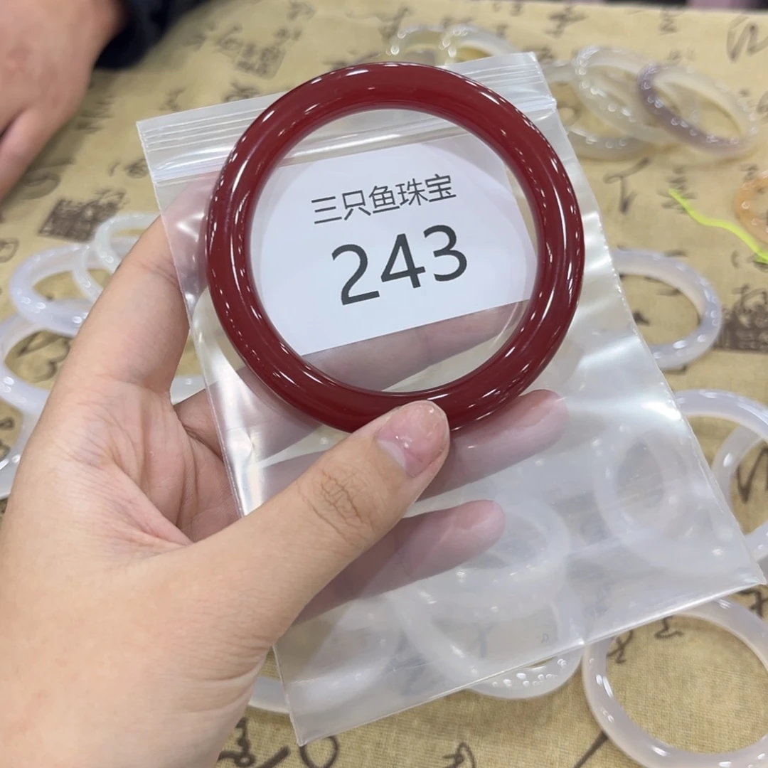 玛瑙/玉髓手镯未镶嵌来****?