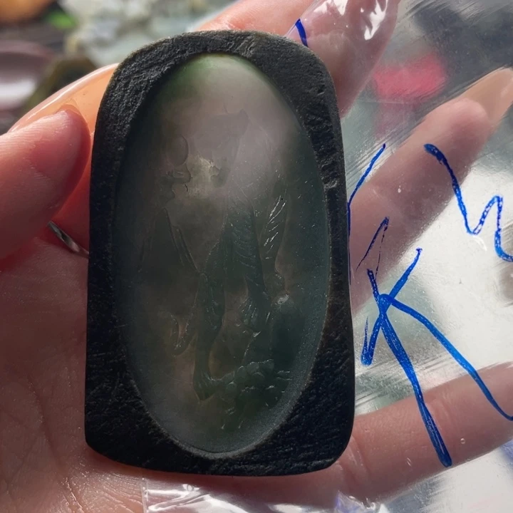 奔***跑翡翠未镶嵌颈饰毛货