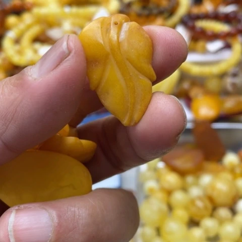 手串琥珀未镶嵌青**人吊坠