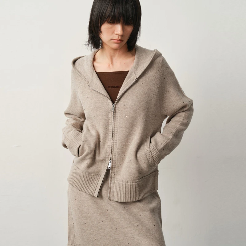 U/T 奶茶色山羊绒双拉链设计感金属钻连帽宽松百搭抗起球针织开衫