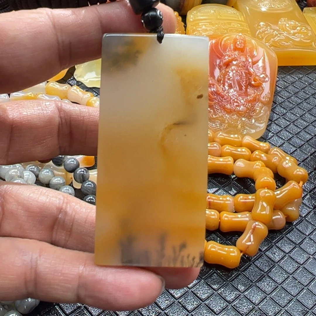 石英质玉未镶嵌颈饰