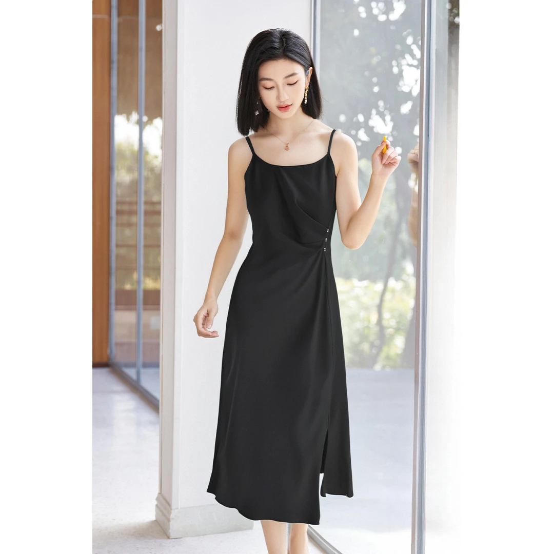 皖儿新款气质通勤小黑裙时尚褶皱收腰吊带连衣裙女5X25BL1811