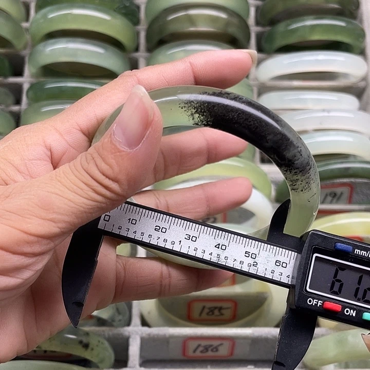 蛇纹石玉未镶嵌手镯192
