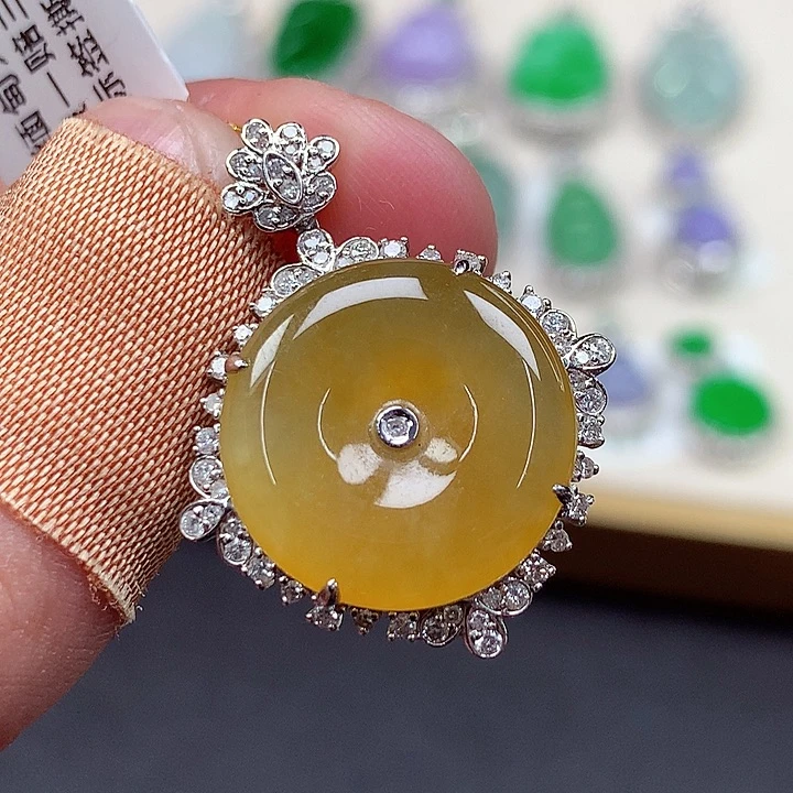 翡翠18K金镶嵌颈饰