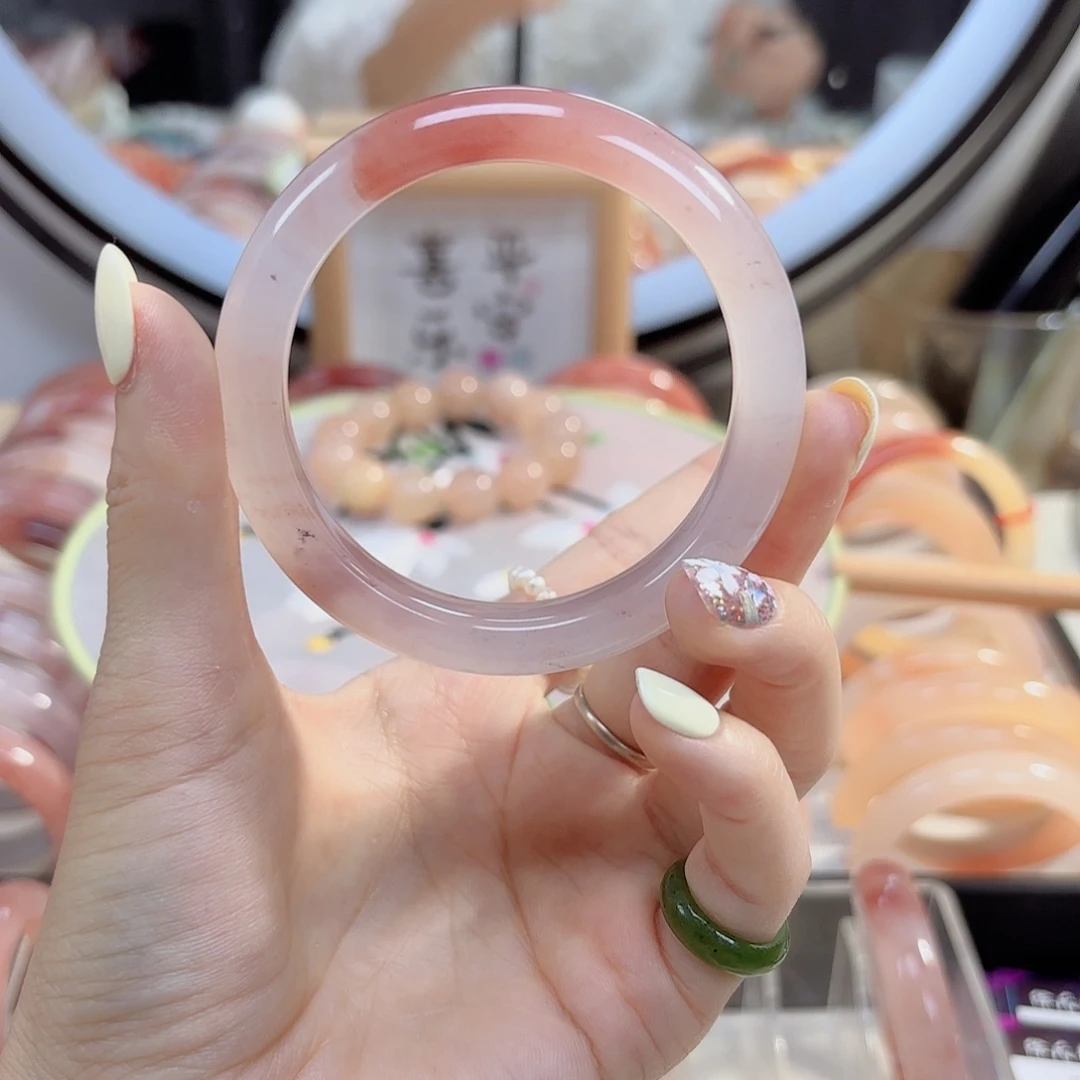 石英质玉手镯未镶嵌脑****?