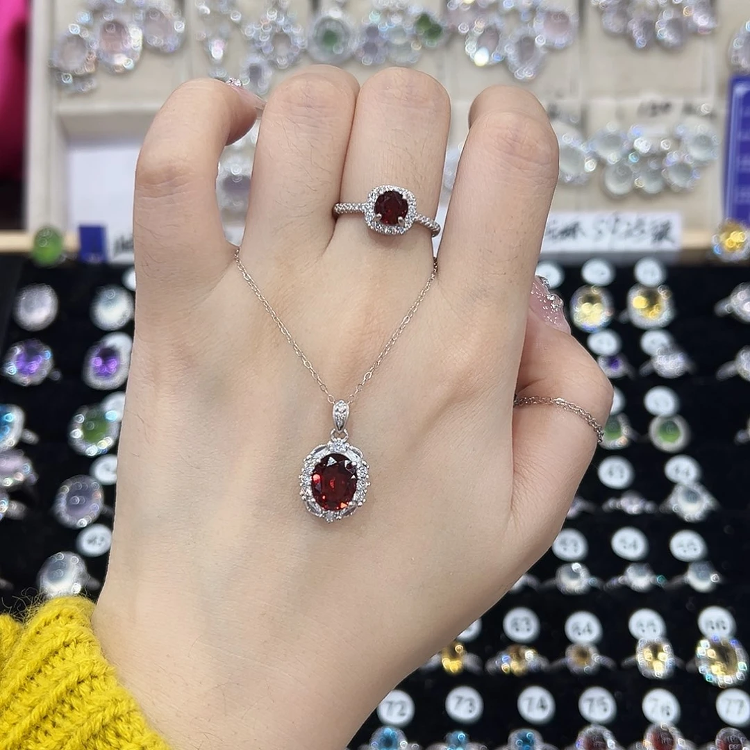 莫***离石榴石银S925镶嵌戒指