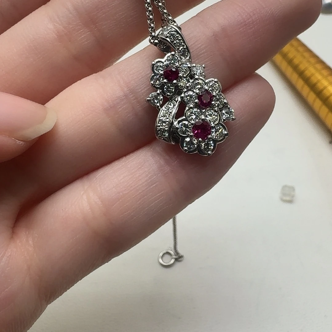 颈饰红宝石未镶嵌