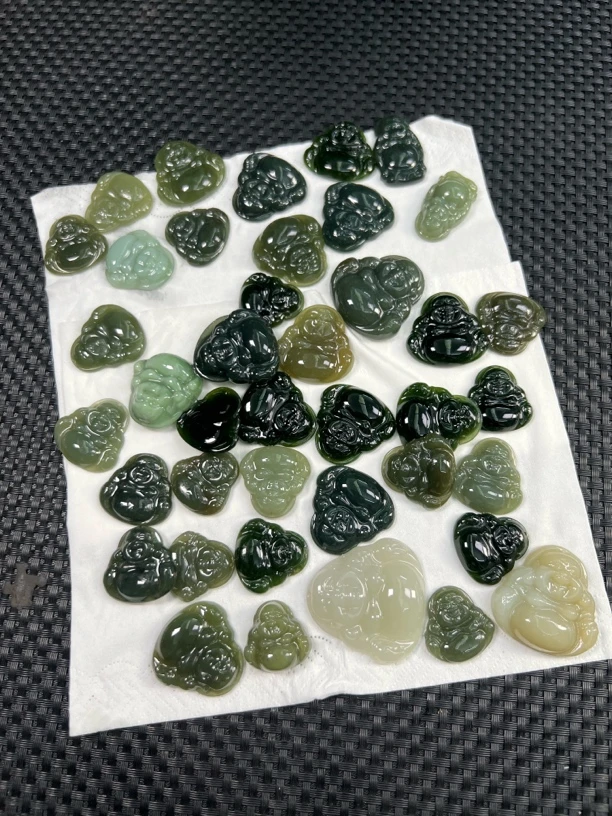 和田玉微瑕随机佛公25-30mm（多样性发一件）