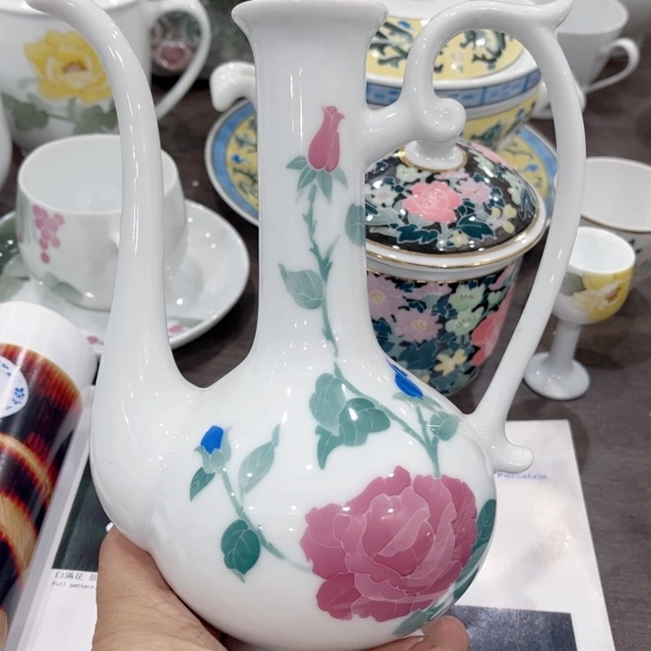 壶釉下五彩的瓷器和瓷器