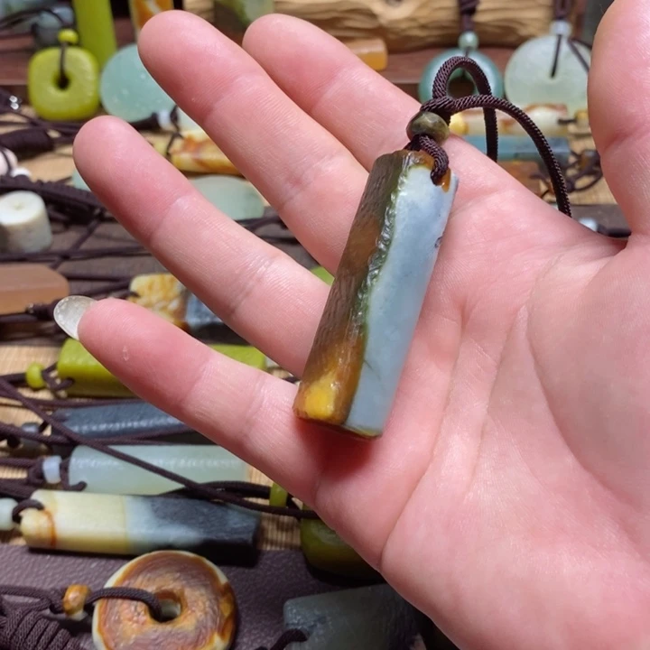 蛇纹石玉挂件未镶嵌闲**记