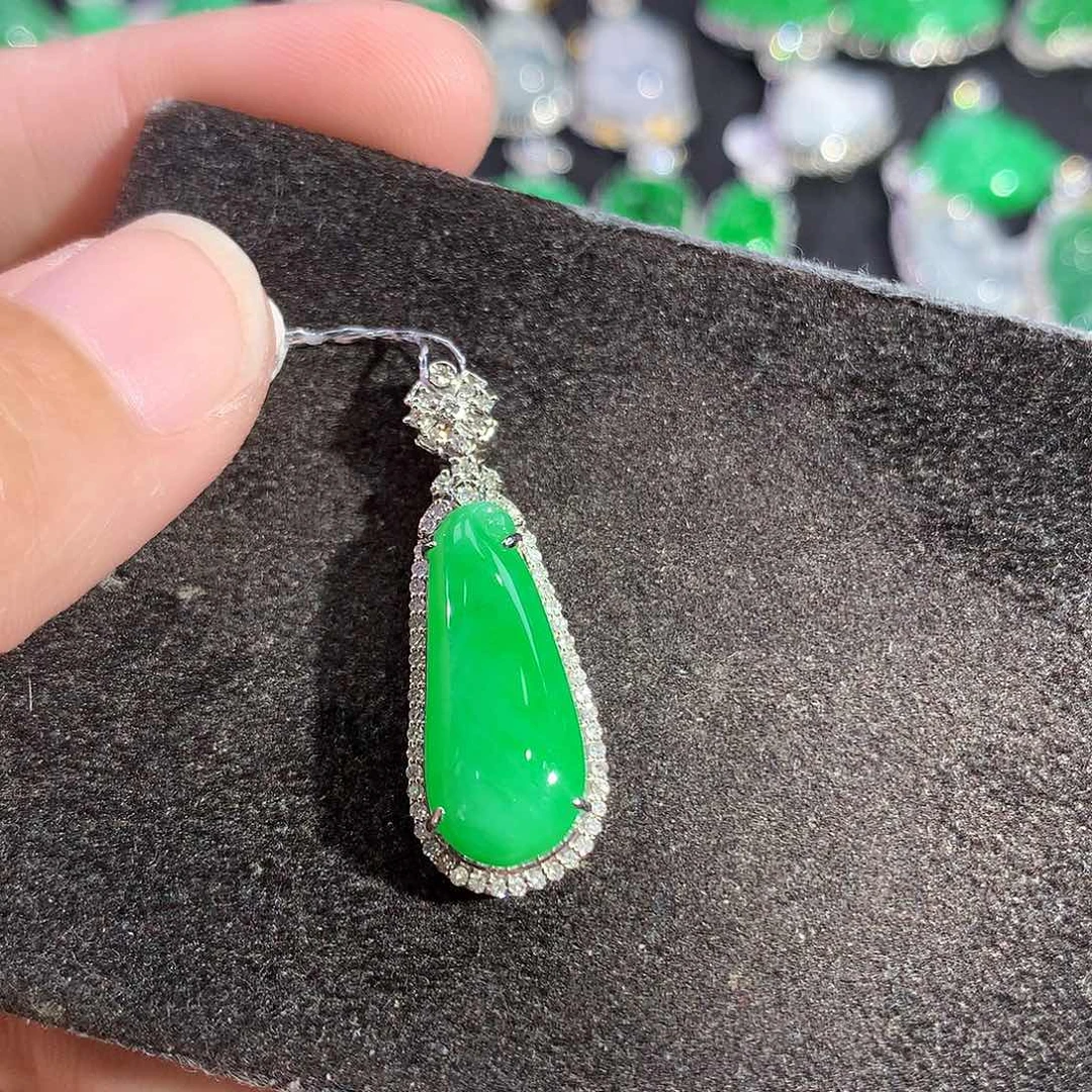 翡翠18K金镶嵌吊坠(赠链)