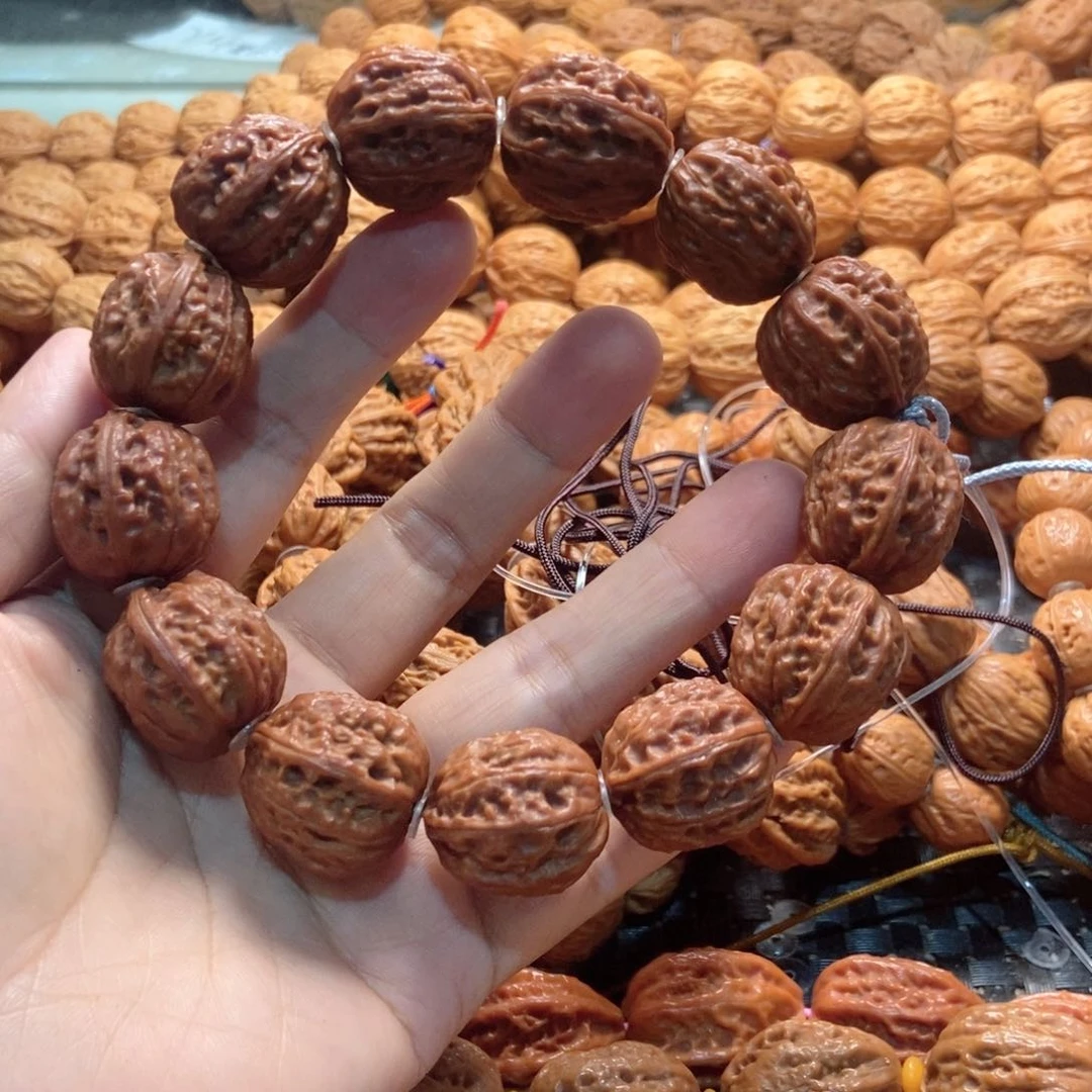 财***哥桃核吊坠脖棱手串