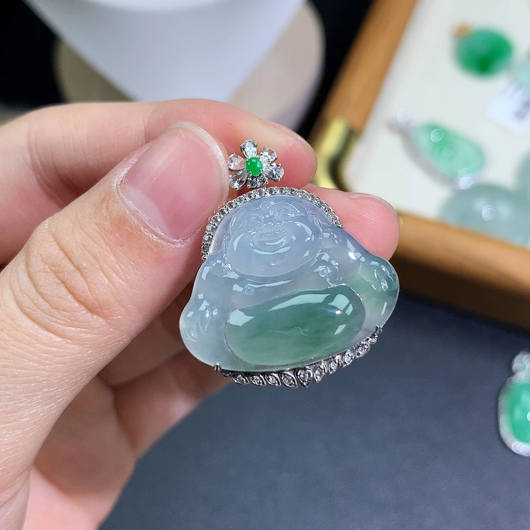 翡翠18K金镶嵌颈饰佛公