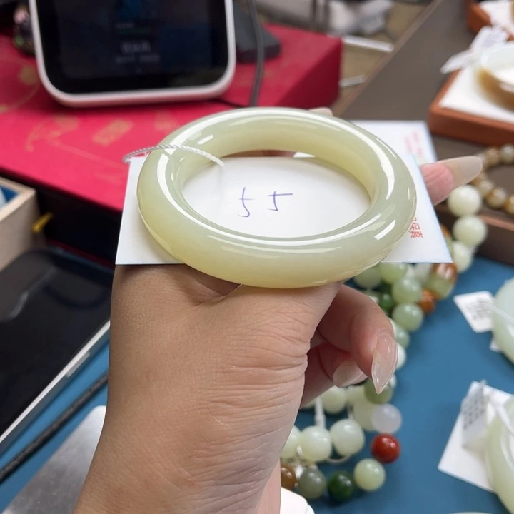 和田玉手镯未镶嵌小*?