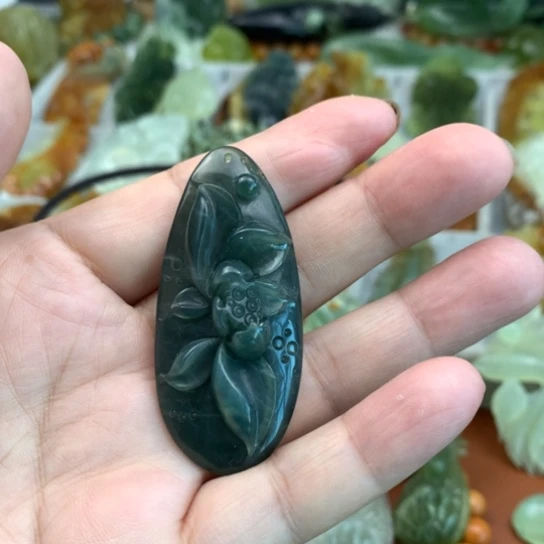 蛇纹石玉未镶嵌颈饰