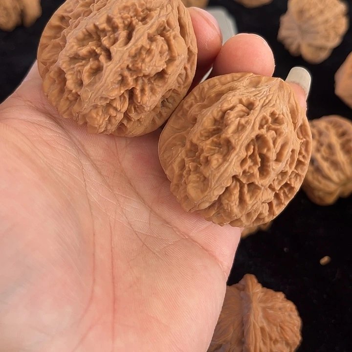 文玩核桃把件42左右红皮粗筋微微瑕，编号000002