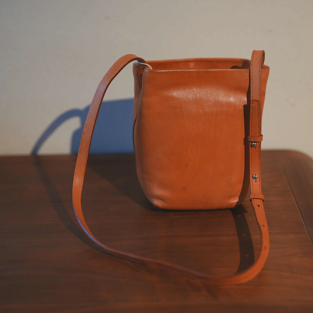 布衣分享 35223 原创设计复古牛皮单肩斜挎水桶包手机包